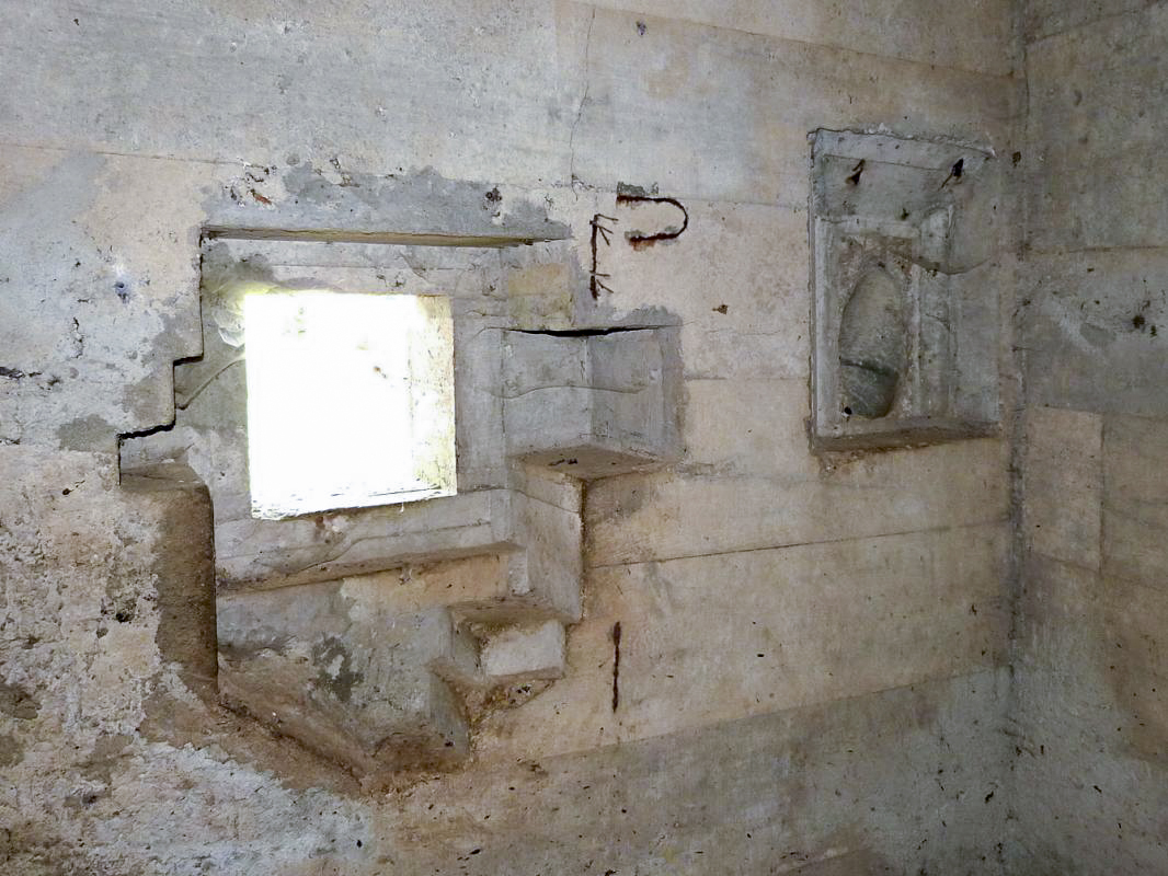 Ligne Maginot - A40- LA FOLIE - (Blockhaus lourd type STG / STG-FCR - Simple) - Le créneau et la goulotte pour la défense de l'entrée - JMBrams