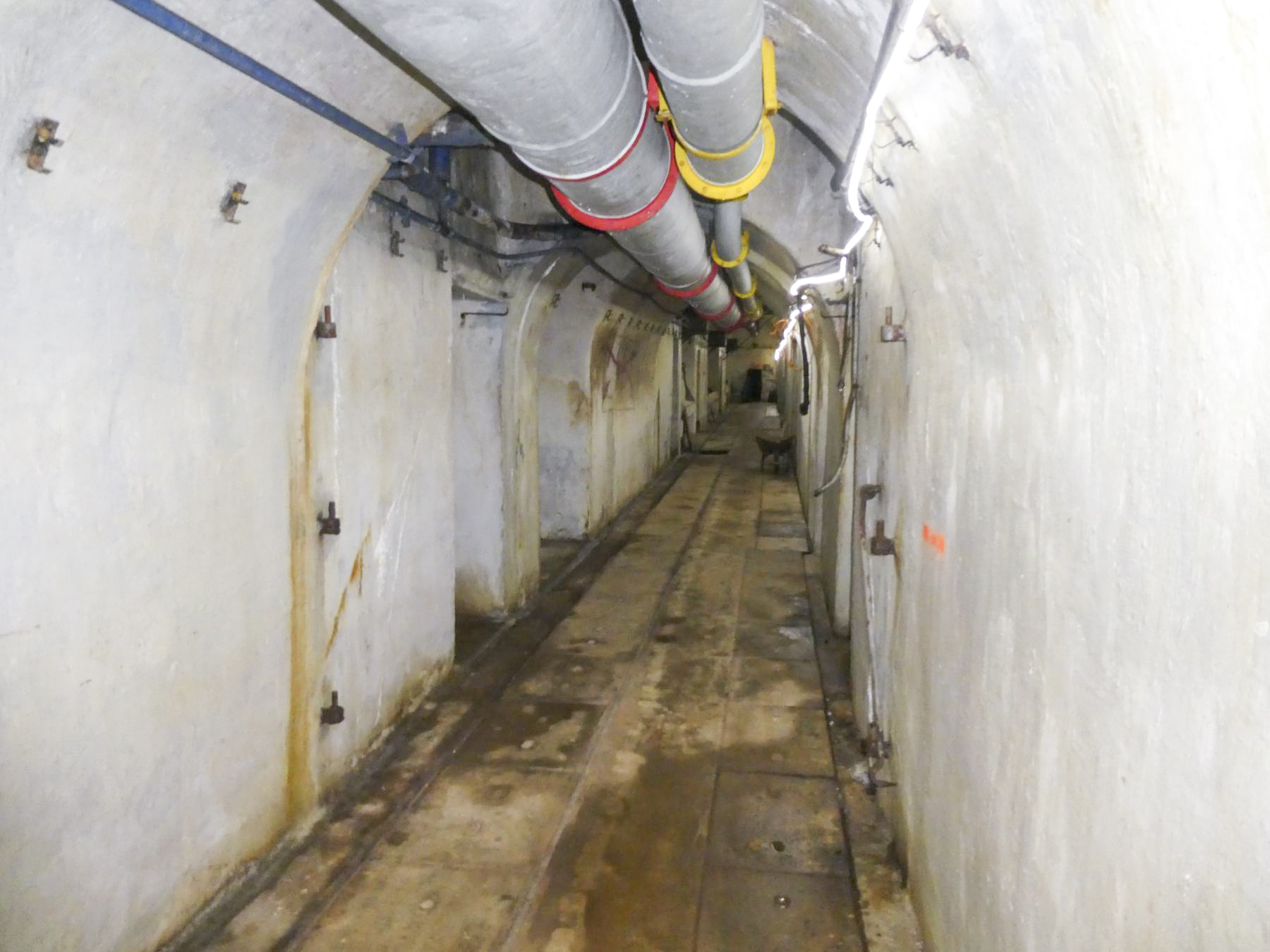 Ligne Maginot - GORDOLON (GN) - (Ouvrage d'artillerie) - Casernement
Emplacement d'une grille qui isolait le casernement et le captage de source. - ELLENA Daniel - CUNY Philippe