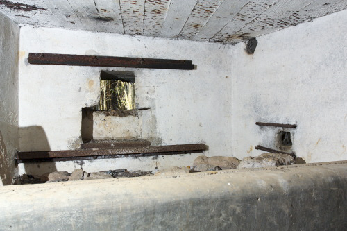 Ligne Maginot - CB14 - (Blockhaus pour canon) - On notera la position discutable au point de vue commodité, du créneau de tir situé a droite, et ayant pour mission de défendre la porte d'accès. Cette dernière est également équipée d'un créneau de défense. - www.arnaultjl-photo.com