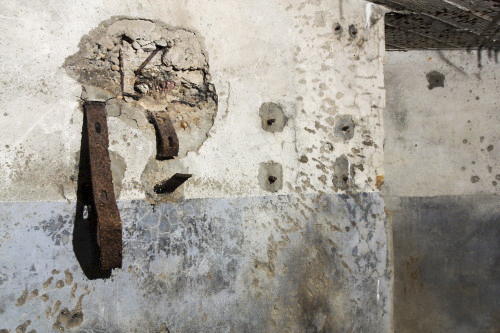 Ligne Maginot - CB14 - (Blockhaus pour canon) - Dégats perforants sur le mur de séparation entre les deux chambres de tir. - www.arnaultjl-photo.com