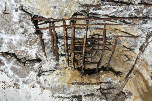 Ligne Maginot - CB14 - (Blockhaus pour canon) - Dégâts occasionnés sur la dalle supérieure. - www.arnaultjl-photo.com