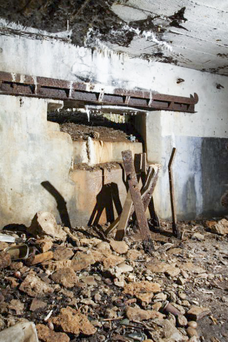 Ligne Maginot - CB14 - (Blockhaus pour canon) - On constatera les dégâts occasionnés par, vraisemblablement, une série d' essais destructifs ciblés - www.arnaultjl-photo.com