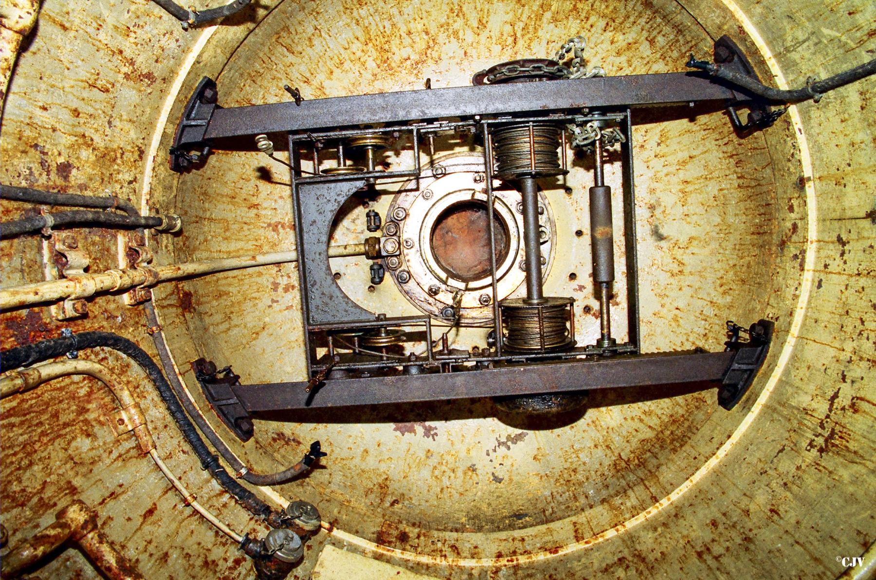 Ligne Maginot - CATTENOM - O20 - (Observatoire d'artillerie) - Le dispositif de manutention permettant la mise en place des périscopes dans la cloche - Lia VERMEULEN