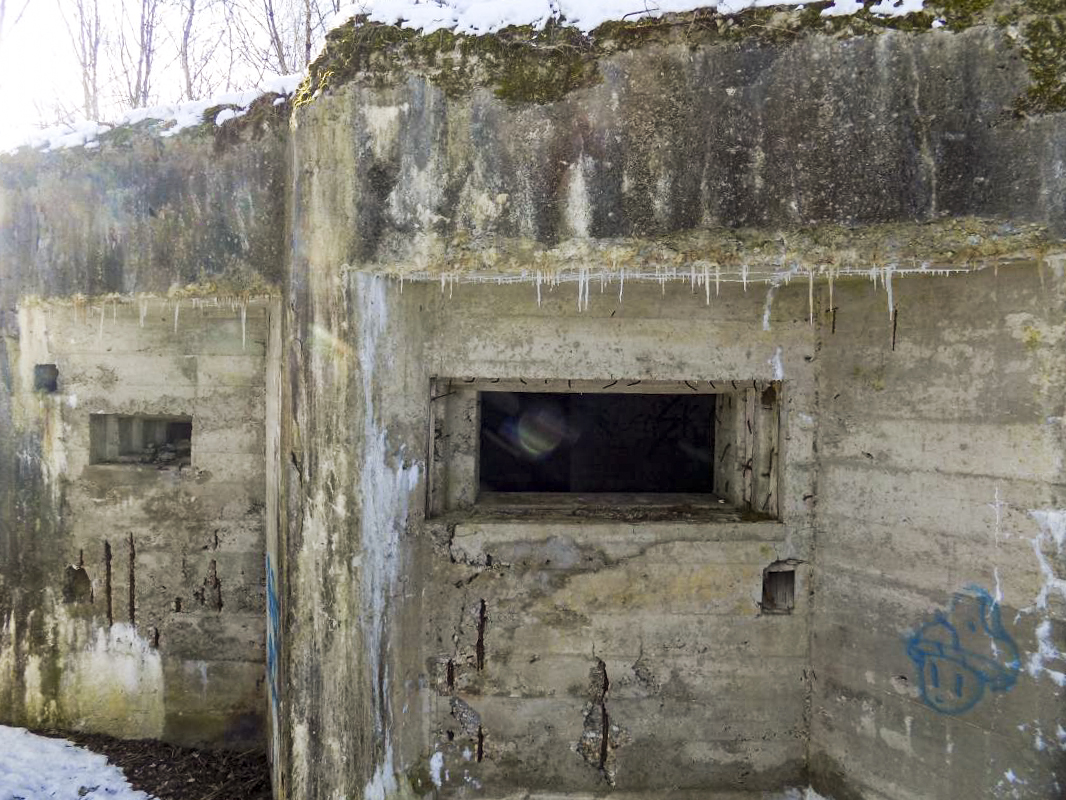 Ligne Maginot - A54 - CROIX BLONDEAU - (Blockhaus pour canon) - Face frontale, créneau gauche. (Noter que c'est très grande). - R Tucker