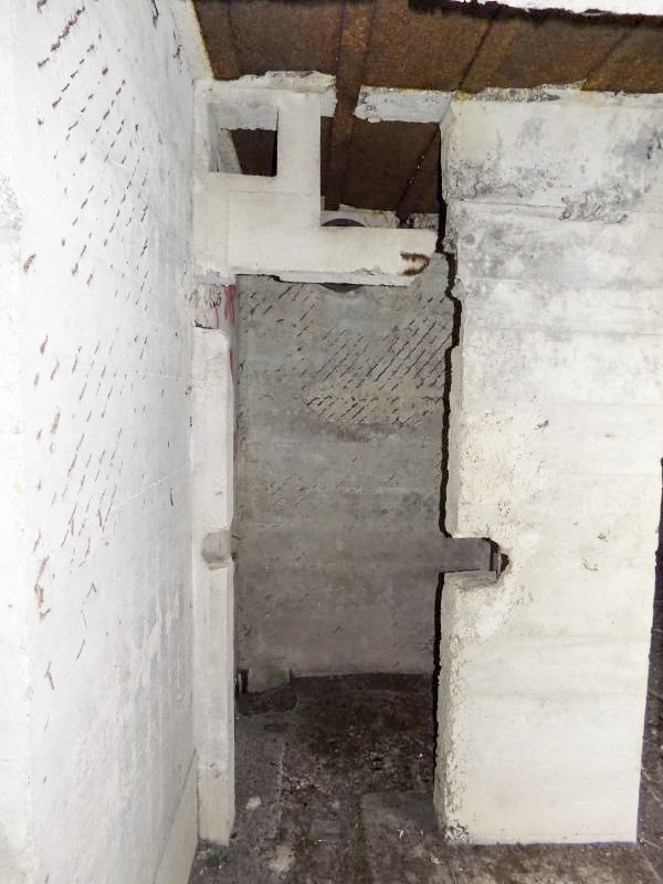 Ligne Maginot - A54 - CROIX BLONDEAU - (Blockhaus pour canon) - La petite chambre prise depuis  l'entrée hommes - R Tucker