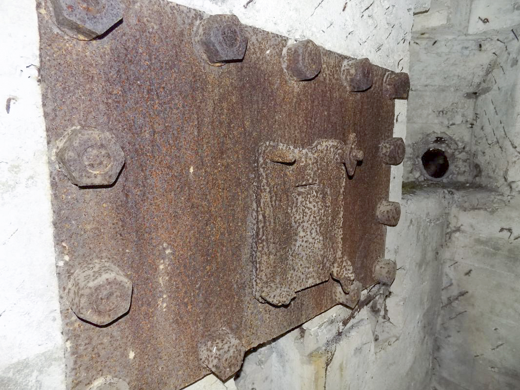 Ligne Maginot - A54 - CROIX BLONDEAU - (Blockhaus pour canon) - Créneau droite avec blindage type N, la goulotte à grenade est à l'arrière plan - R Tucker