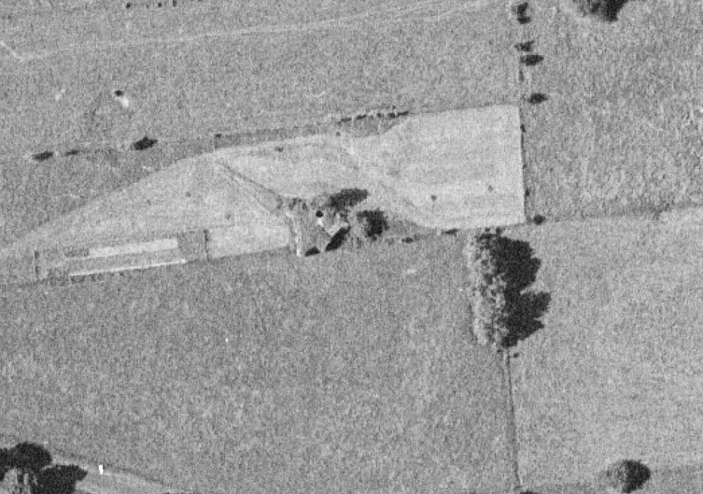 Ligne Maginot - A56 - BOUT D'EN HAUT - (Blockhaus pour canon) - Sur cette photo, le puits de la cloche apparaît clairement. - IGN - Géoportail 1995