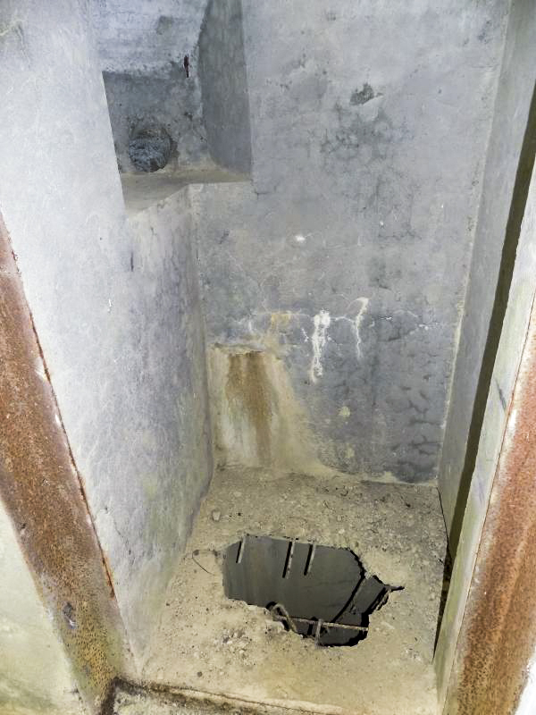 Ligne Maginot - A56 - BOUT D'EN HAUT - (Blockhaus pour canon) - A gauche de l'entrée hommes, goulotte de grenade et le sol 'cassé'. - R Tucker