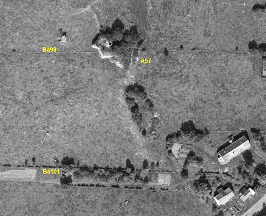 Ligne Maginot - A57 - AVANCÉE DE ROCROI - (Blockhaus pour canon) - Le puits de la cloche GFM est bien visible. On peut aussi remarquer sur cette photo les tailles relatives des blockhaus STG et Barbeyrac. - IGN - Géoportail 1963
