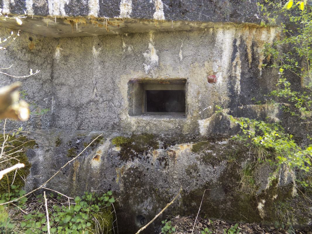 Ligne Maginot - A57 - AVANCÉE DE ROCROI - (Blockhaus pour canon) - Face gauche créneau Hotchkiss. L'embrasure a été réduite avec des briques recouverte du crépi de finition des murs du bloc. - R Tucker