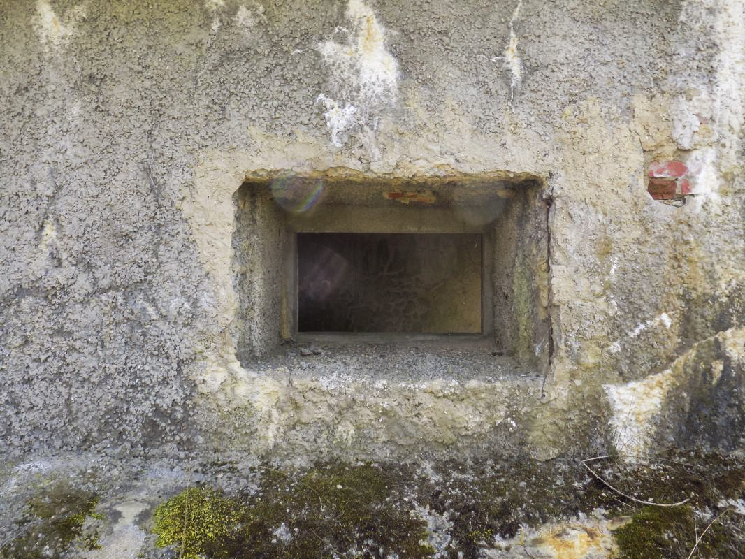Ligne Maginot - A57 - AVANCÉE DE ROCROI - (Blockhaus pour canon) - Face gauche créneau Hotchkiss. 
L'embrasure a été réduite avec des briques recouverte du crépi de finition des murs du bloc. - R Tucker