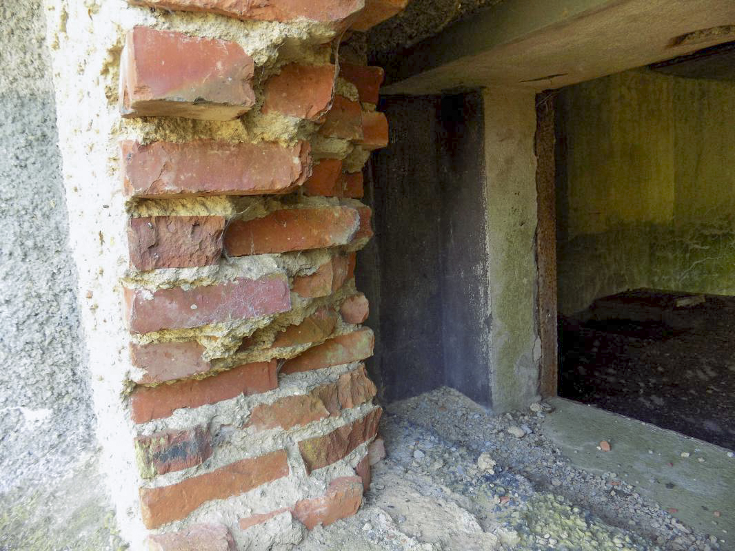 Ligne Maginot - A57 - AVANCÉE DE ROCROI - (Blockhaus pour canon) - Face gauche créneau AC 
Le créneau a été réduit avec les briques comme le créneau pour mitrailleuse  Hotchkiss situé à coté. 
Les briques ont ensuite été cassées en partie pour agrandir le champ de tir. - R Tucker
