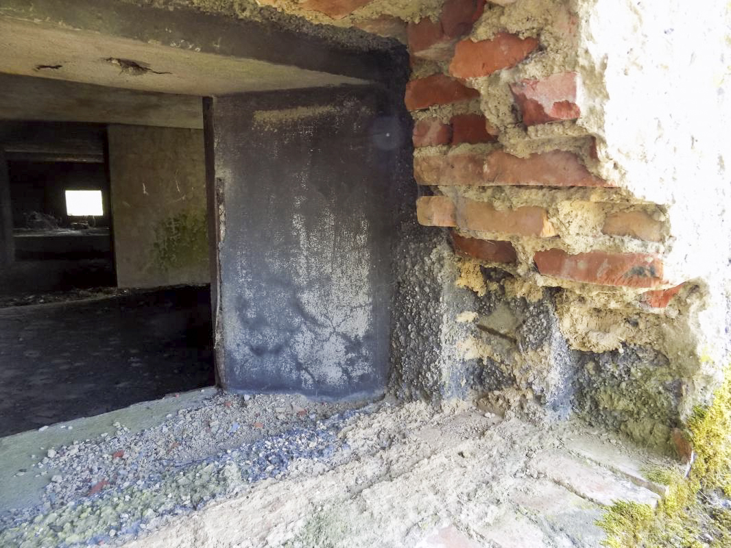 Ligne Maginot - A57 - AVANCÉE DE ROCROI - (Blockhaus pour canon) - Face gauche créneau AC 
Le créneau a été réduit avec les briques comme le créneau pour mitrailleuse  Hotchkiss situé à coté. 
Les briques ont ensuite été cassées en partie pour agrandir le champ de tir. - R Tucker