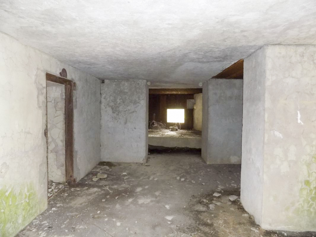 Ligne Maginot - A57 - AVANCÉE DE ROCROI - (Blockhaus pour canon) - Vue vers face droite créneau AC - R Tucker