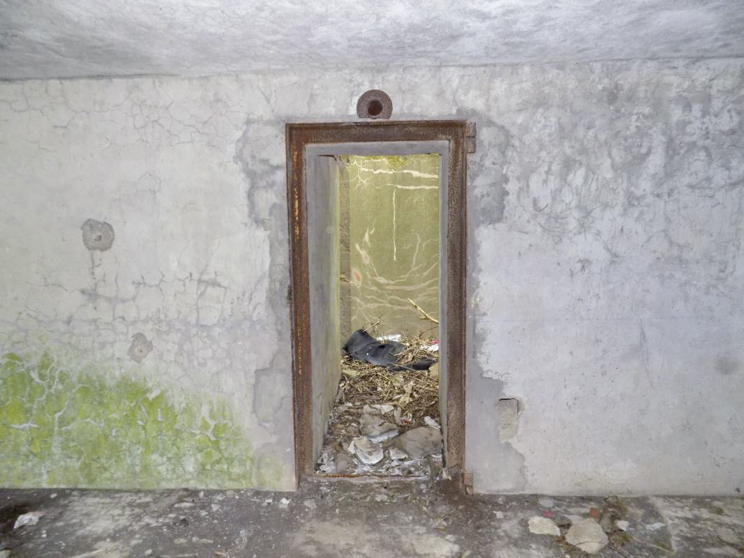 Ligne Maginot - A57 - AVANCÉE DE ROCROI - (Blockhaus pour canon) - Accès vers le puits de la cloche - R Tucker