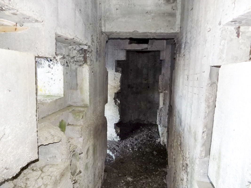Ligne Maginot - A60 - CENSE PICART - (Blockhaus pour canon) - Pris de l'entrée hommes - R Tucker