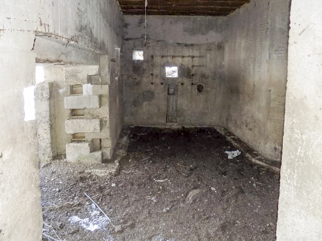 Ligne Maginot - A60 - CENSE PICART - (Blockhaus pour canon) - L'entrée AC et créneau Hotchkiss - R Tucker