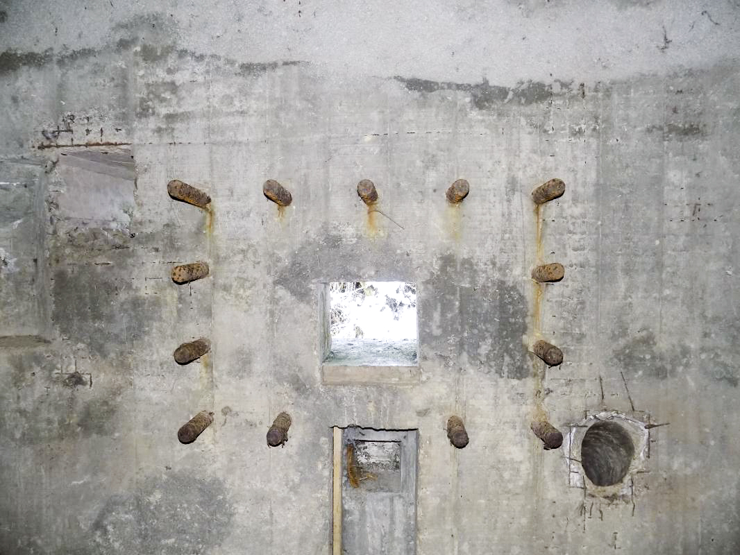 Ligne Maginot - A60 - CENSE PICART - (Blockhaus pour canon) - Créneau Hotchkiss - R Tucker