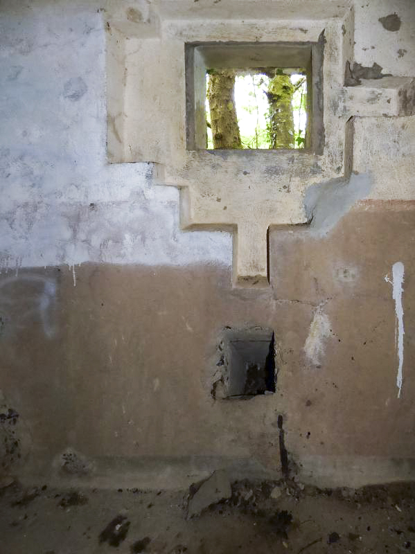 Ligne Maginot - B818 - LA TAILLE LAMBEAUX - (Blockhaus pour canon) - La chambre de tir du flanquement gauche
Embrasure FM dirigée de protection des entrées - JMBrams