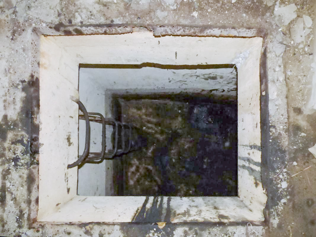 Ligne Maginot - B818 - LA TAILLE LAMBEAUX - (Blockhaus pour canon) - La chambre de tir du flanquement gauche
Accès au niveau inférieur - JMBrams