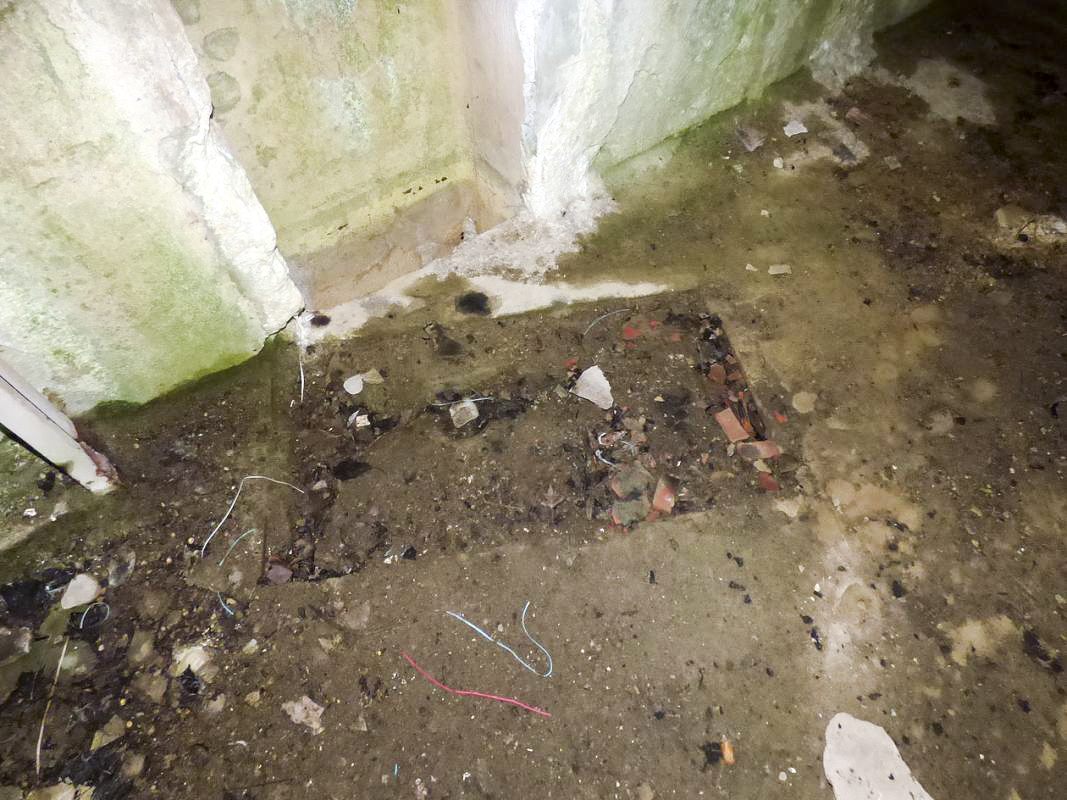 Ligne Maginot - B818 - LA TAILLE LAMBEAUX - (Blockhaus pour canon) - La chambre de tir du flanquement droit
La gaine d'aération du niveau inférieur et l'emplacement de la base du support métallique de la bêche gauche du canon - JMBrams