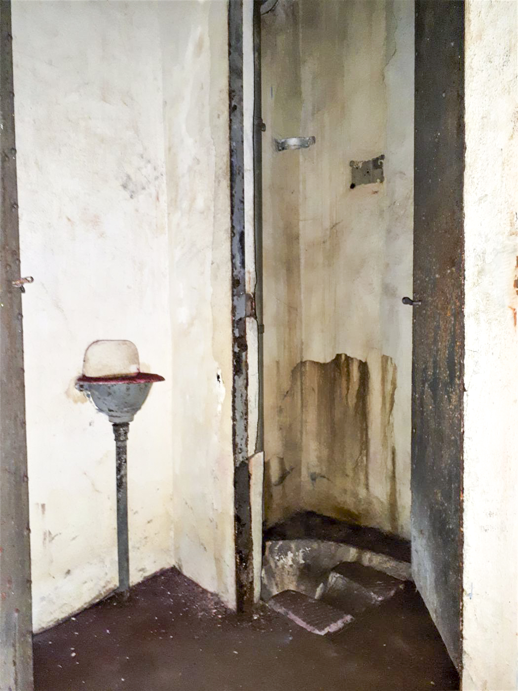 Ligne Maginot - ANNEXE DE SAINT ANTOINE - (Casemate d'infanterie - Simple) - Urinoir et latrines - Gregory Fuchs