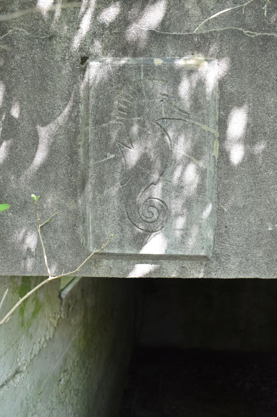 Ligne Maginot - BOIS DE DESSENHEIM SUD-OUEST 6 - (PC) - Cartouche sur l'entrée de la salle sud - Daniel Froehly