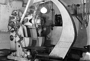 Ligne Maginot - HOCHWALD - (Ouvrage d'artillerie) - Bloc 3
Canon de 75 R 32 sous casemate 
(pièce de droite vu de l'intérieur vers l'extérieur)
