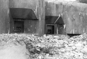 Ligne Maginot - HOCHWALD - (Ouvrage d'artillerie) - Bloc 12
Casemate d'artillerie
Canons de 75 modèle 29
Les deux embrasures des canons Liliane et Christiane après les combats