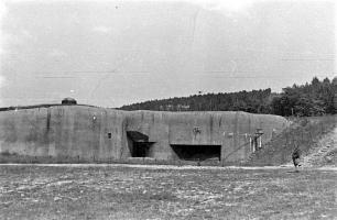 Ligne Maginot - HOCHWALD - (Ouvrage d'artillerie) - Bloc 13
Lance bombe de 135 sous casemate
Le Cne Roy