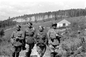 Ligne Maginot - HOCHWALD - (Ouvrage d'artillerie) - Le Lt ?; Lt Hauer, le Cne Roy commandant l'infanterie de l'ouvrage ouest et le Lt Schertzinger commandant le bloc 13