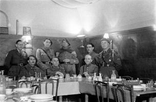 Ligne Maginot - HOCHWALD - (Ouvrage d'artillerie) - La popote des officiers de la caserne Ouest 
Cne Nuninger, Cne Roy, Lt ?, Cne ?, Cdt ?, Cne Boutry, ?, Robert Forquin