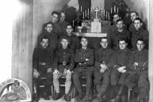 Ligne Maginot - HOCHWALD - (Ouvrage d'artillerie) - Bloc 3
La chapelle au bas du bloc
Rangée du bas,  le SLt Haas et le Cne Boutry