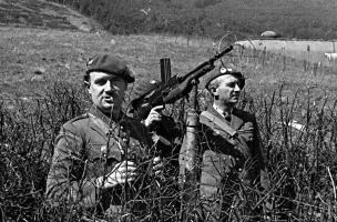 Ligne Maginot - HOCHWALD - (Ouvrage d'artillerie) - FM sur un support anti-aérien improvisé
Les Cne Barrier et Boutry