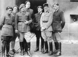 Ligne Maginot - HOCHWALD - (Ouvrage d'artillerie) - L'entrée munitions 
Le Cne Nunninger commandant l'infanterie de l'ouvrage , Lt Haensel officier adjoint, Cne Brice Robert commandant le Génie, Medecin-Lieutenant Rothenhofer , Cne Walter commandant en second, Medecin-Lieutenant Adrian, Lt Pulfermuller  commandant les sapeurs de chemin de fer(15° RG)