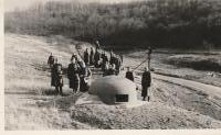 Ligne Maginot - METRICH - A17 - (Ouvrage d'artillerie) - L'entrée des hommes pendant l'occupation allemande. 
Notez l'obturateur de créneau posé à l'extérieur de la cloche. 
