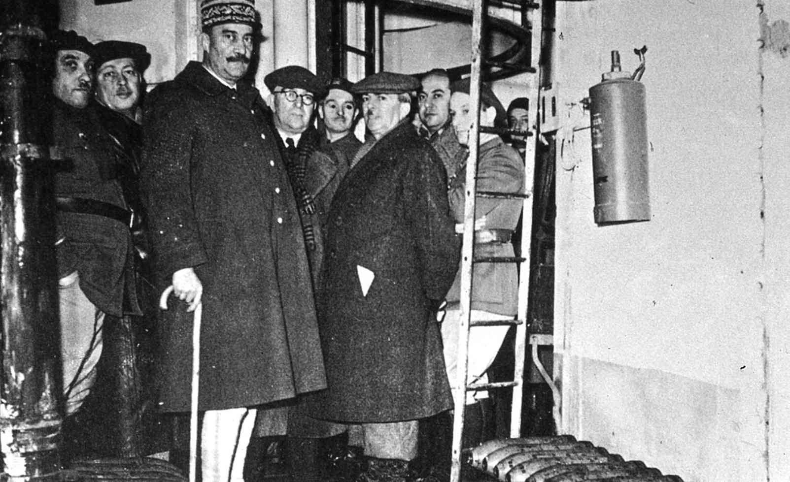 Ligne Maginot - HOCHWALD - (Ouvrage d'artillerie) - Bloc 1
Tourelle de 135 mm
Visite du Gal Henry Dentz - Albert HAAS