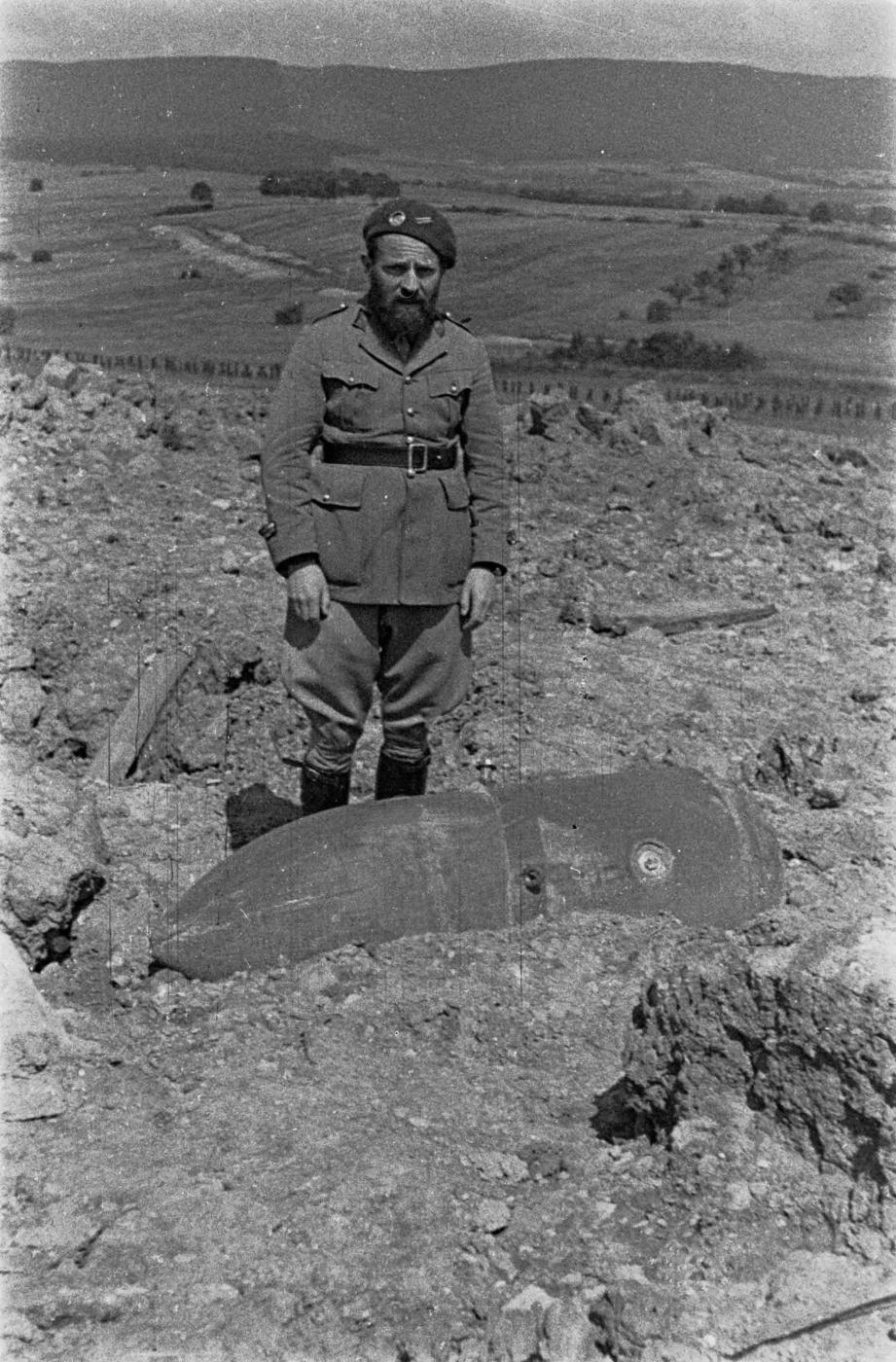 Ligne Maginot - SCHOENENBOURG - (Ouvrage d'artillerie) - Le Lt Simon (Hochwald) à coté de l'un des obus  de 420 non explosés sur les dessus  de l'ouvrage - Inconnu