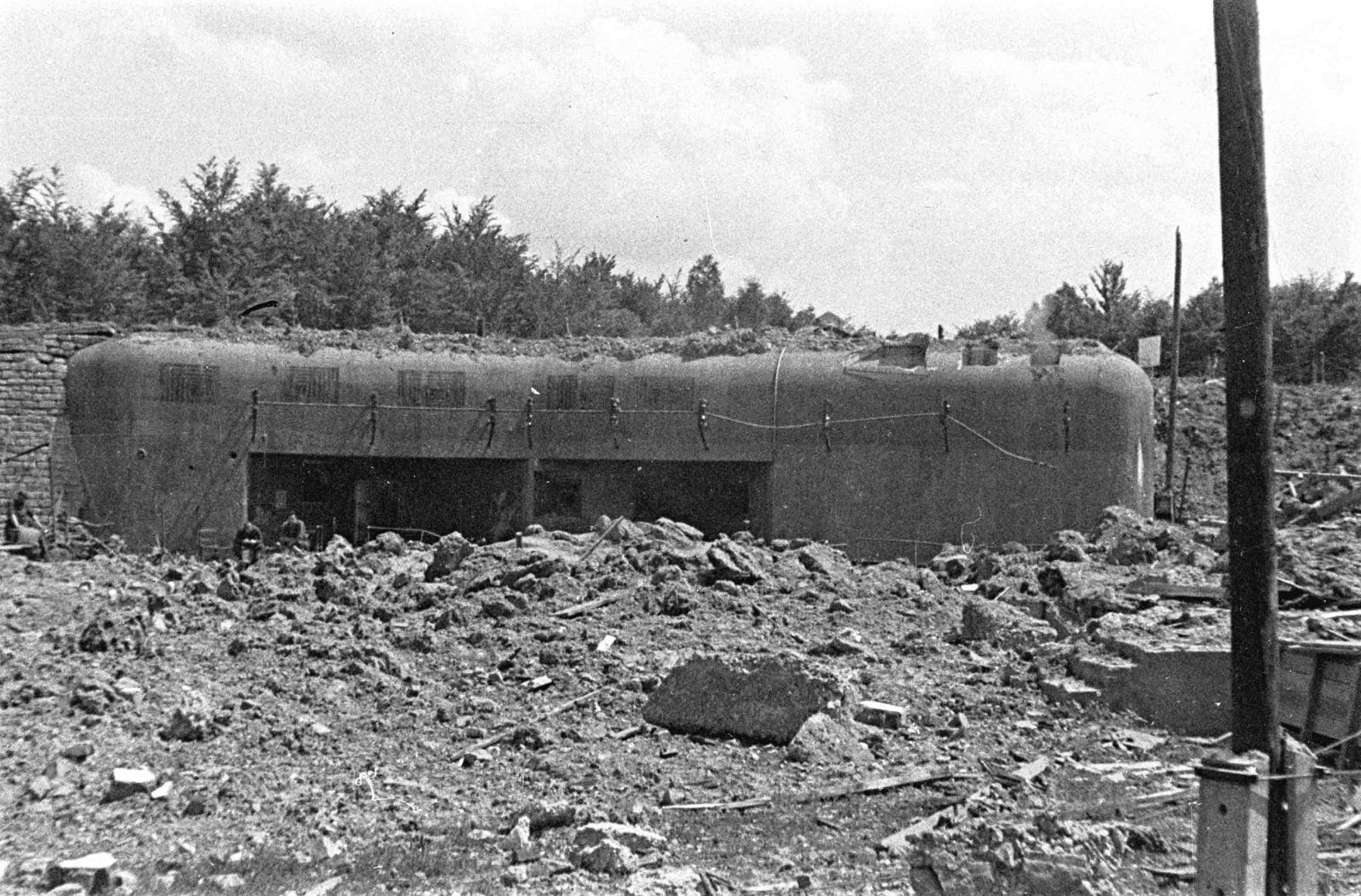 Ligne Maginot - SCHOENENBOURG - (Ouvrage d'artillerie) - L'entrée des hommes après les combats - Albert Haas