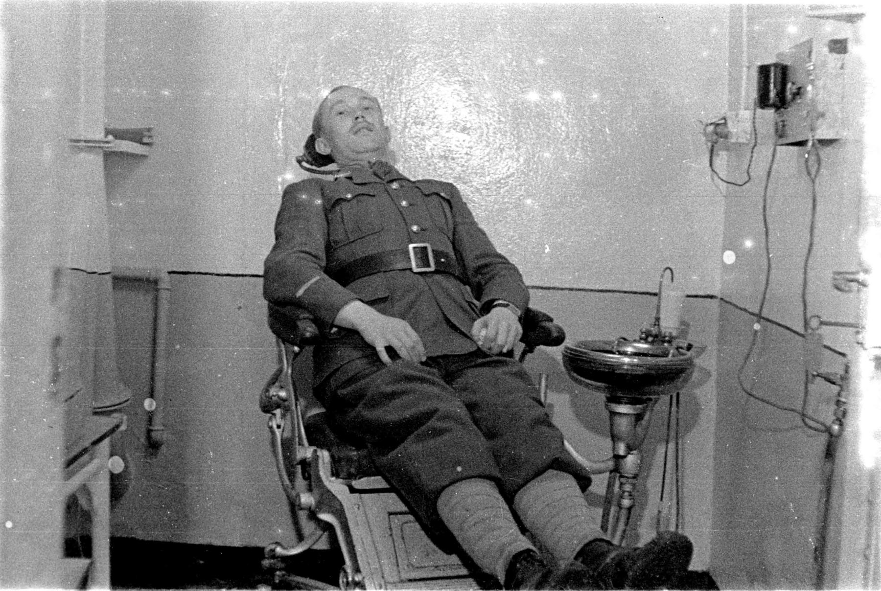 Ligne Maginot - HOCHWALD - (Ouvrage d'artillerie) - Le cabinet du dentiste
Le SLt Albert Haas en figurant - Inconnu