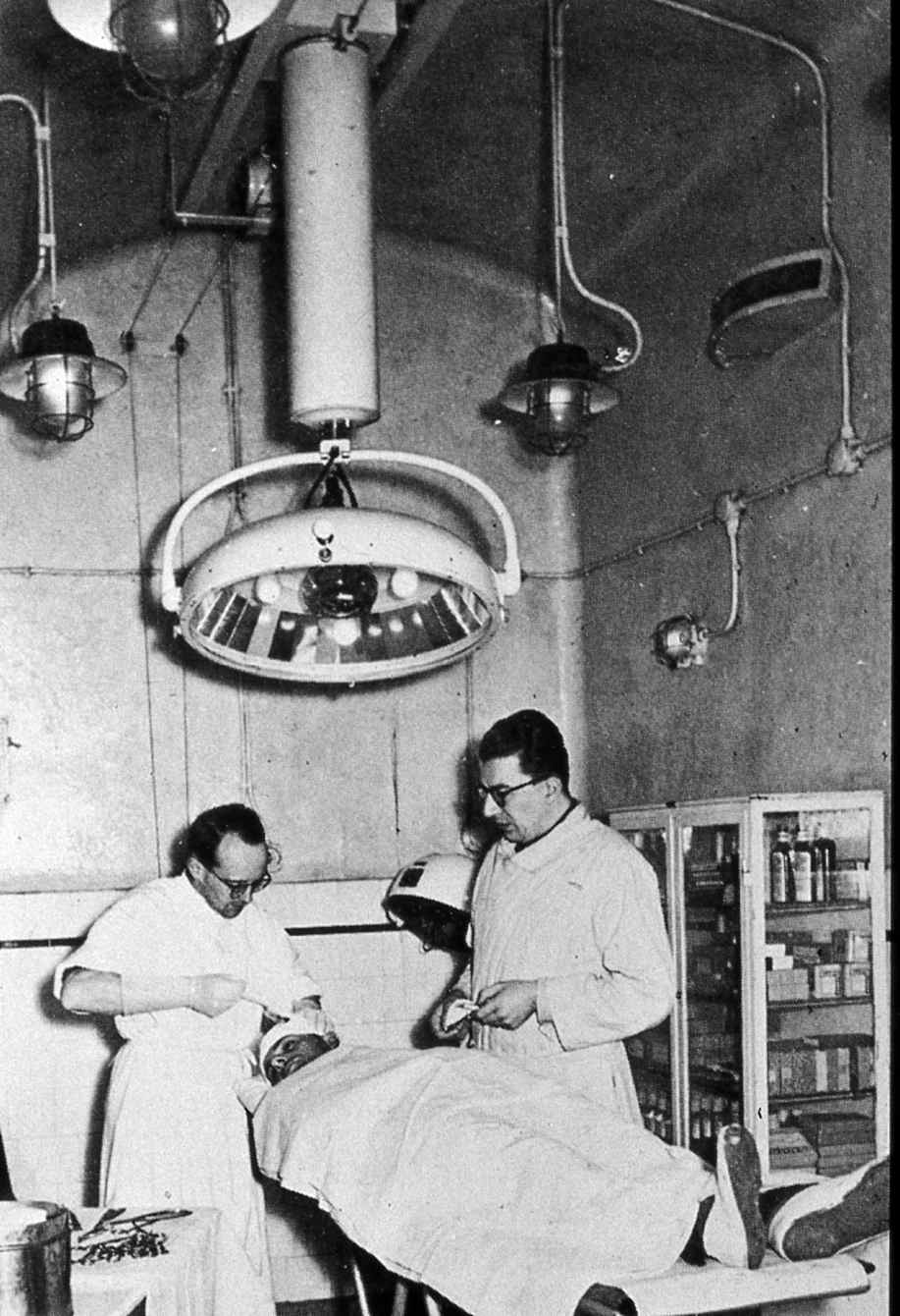 Ligne Maginot - HOCHWALD - (Ouvrage d'artillerie) - La salle d'opération
Les docteurs Adrian à gauche et Rothenhoefer - Albert HAAS