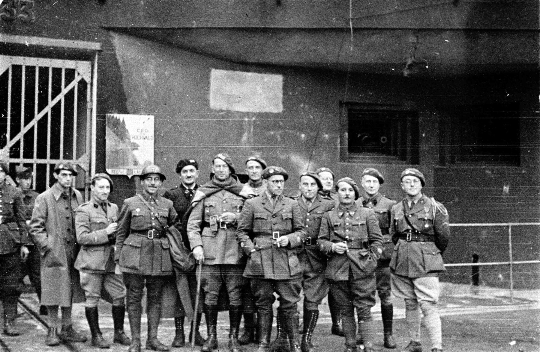 Ligne Maginot - HOCHWALD - (Ouvrage d'artillerie) - Officiers de l'ouvrage devant l'entrée munitions
De gauche à droite :  ?, ?, Cne Ducout, Cne Walter, Cdt ?,Cne Boutry, Cne Nuninger, ?, ?, Cne Roy, ?,Lt Forquin Robert - Albert HAAS