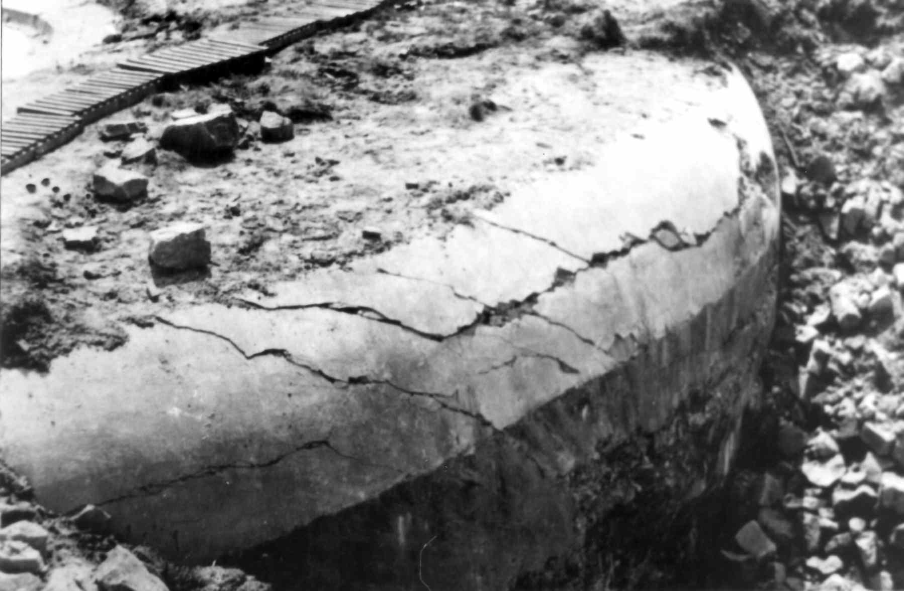 Ligne Maginot - HOCHWALD - (Ouvrage d'artillerie) - Bloc 1
Dégâts sur la dalle du bloc - Albert HAAS