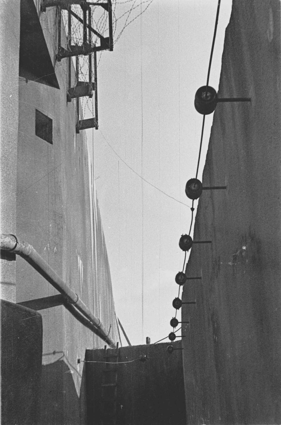 Ligne Maginot - HOCHWALD - (Ouvrage d'artillerie) - Bloc 3
Le fossé du bloc, antenne du poste récepteur de radio - Albert HAAS