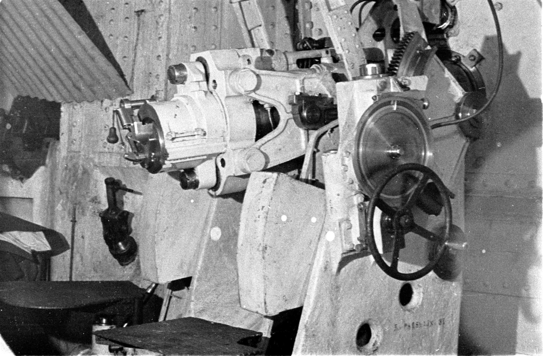 Ligne Maginot - HOCHWALD - (Ouvrage d'artillerie) - Bloc 3
Canon de 75 R 32 sous casemate 
(pièce de droite vu de l'intérieur vers l'extérieur) - Albert HAAS
