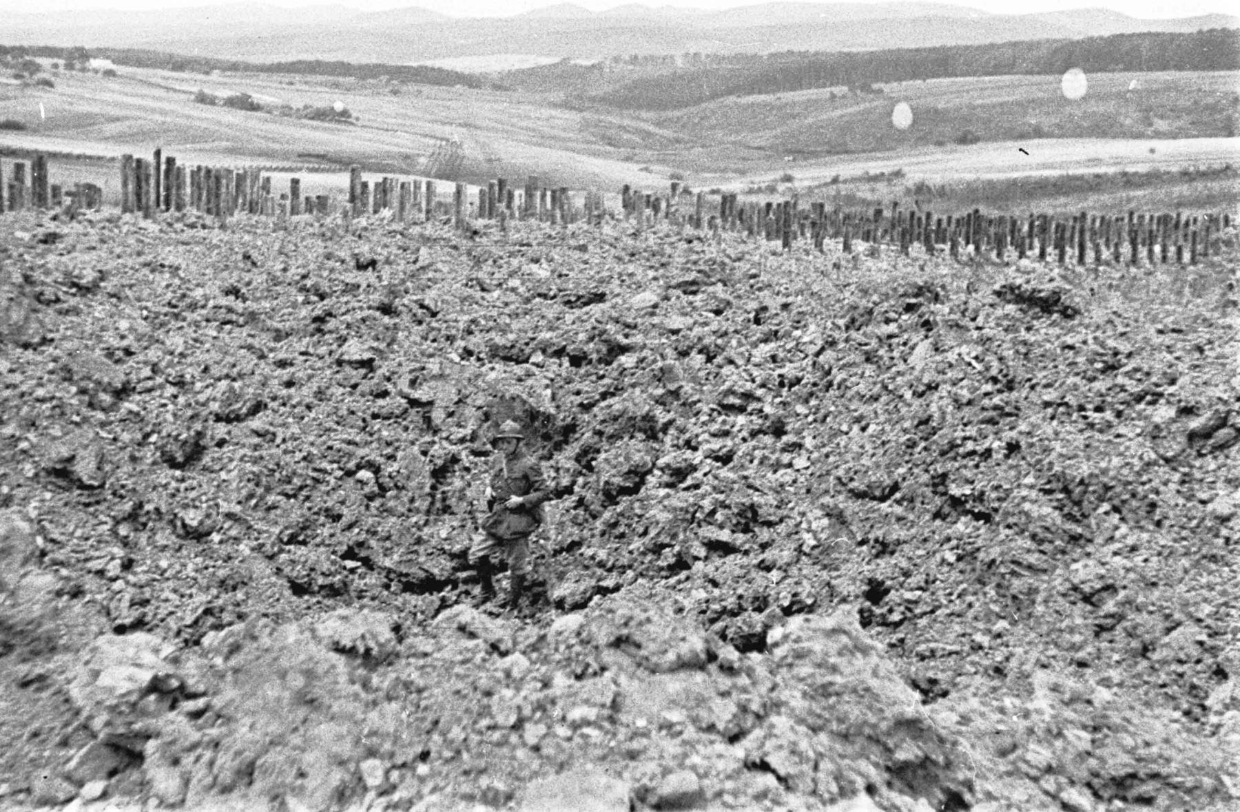 Ligne Maginot - HOCHWALD - (Ouvrage d'artillerie) - Les dessus du demi ouvrage Ouest
Entonnoirs dus aux bombardements - Albert HAAS