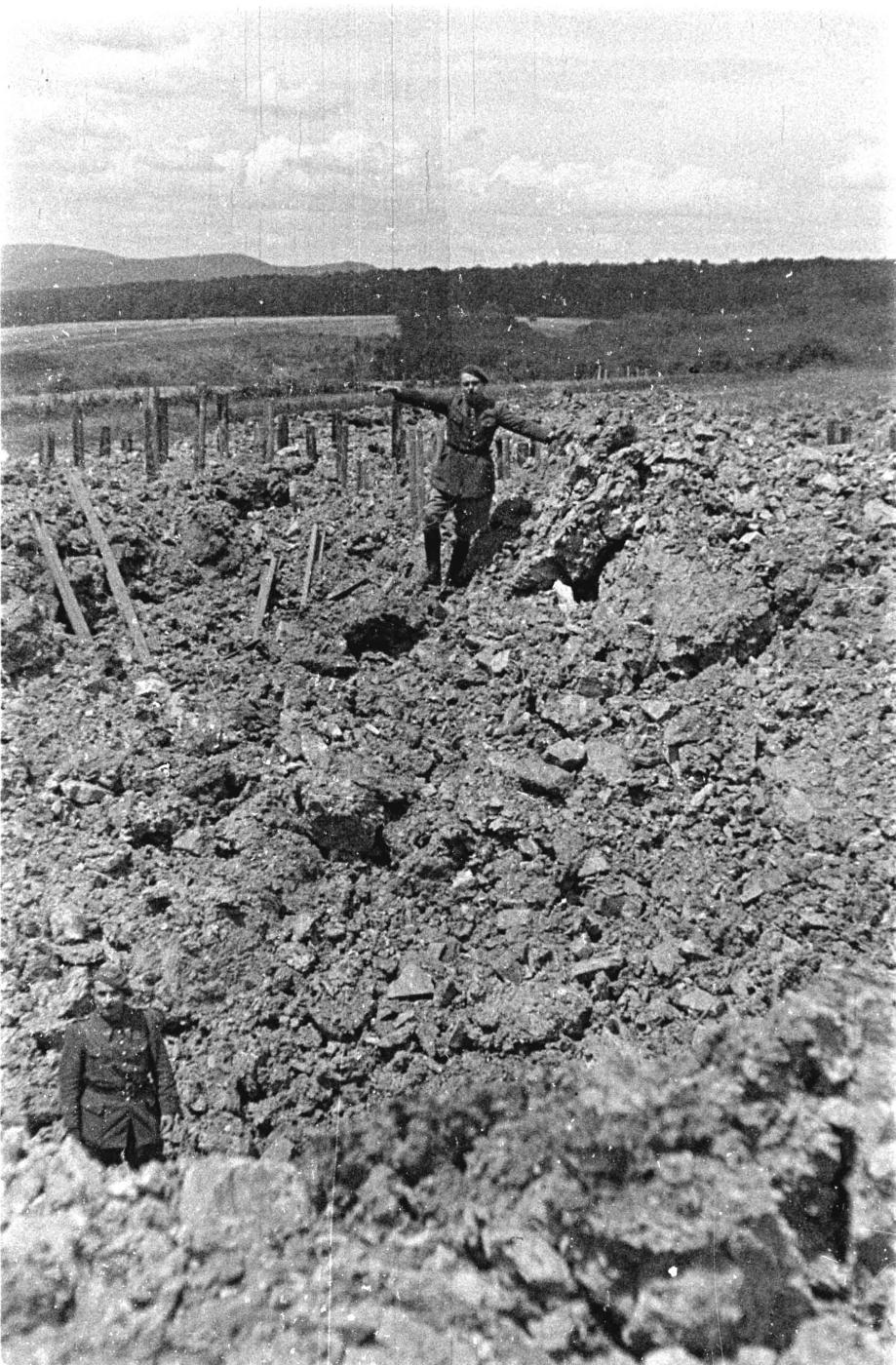 Ligne Maginot - HOCHWALD - (Ouvrage d'artillerie) - Les dessus du demi ouvrage Ouest
Entonnoirs dus aux bombardements - Albert HAAS