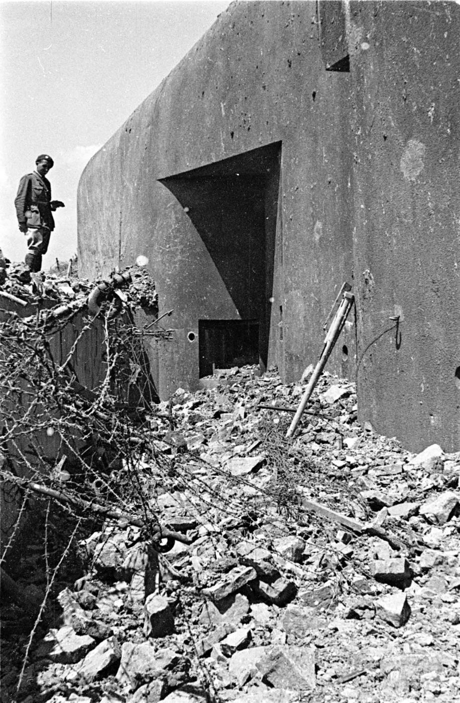 Ligne Maginot - HOCHWALD - (Ouvrage d'artillerie) - Bloc 12
Casemate d'artillerie
Le fossé après les combats - Albert HAAS