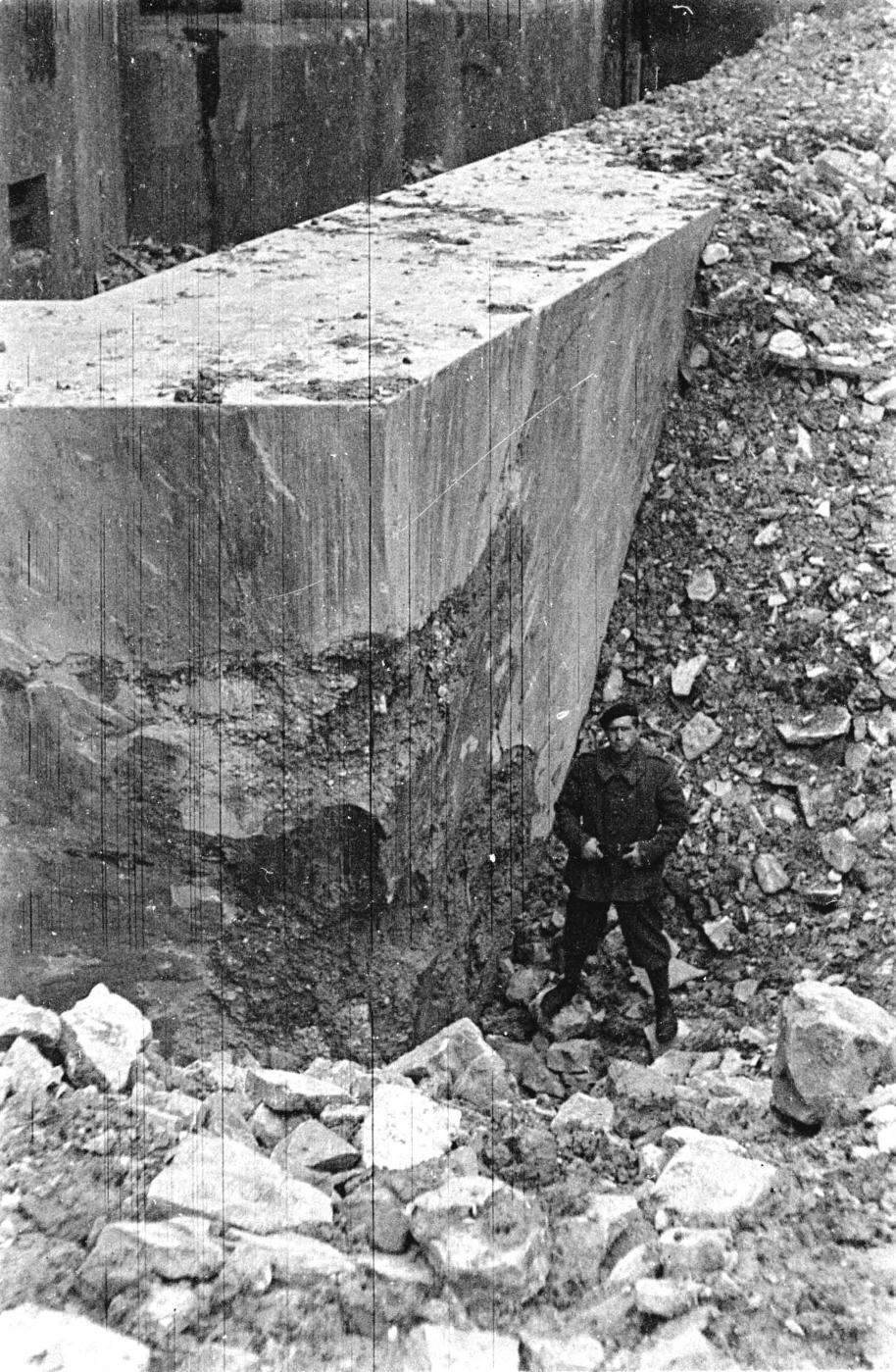 Ligne Maginot - HOCHWALD - (Ouvrage d'artillerie) - Bloc 12
Casemate d'artillerie
Les abords du bloc après les combats - Albert HAAS