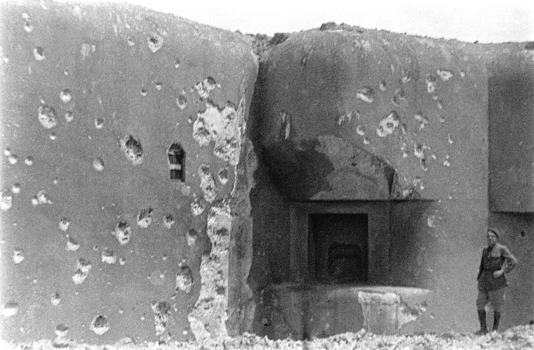 Ligne Maginot - HOCHWALD - (Ouvrage d'artillerie) - Bloc 13
Lance bombe de 135 sous casemate
Le bloc après les combats  - Albert Haas